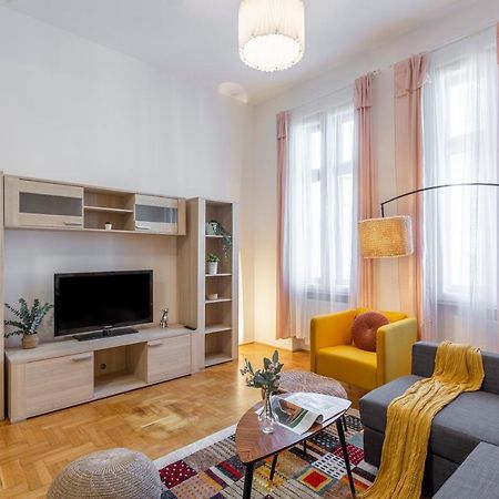 Central Gozsdu Apartment In The Party Street Budapest Esterno foto
