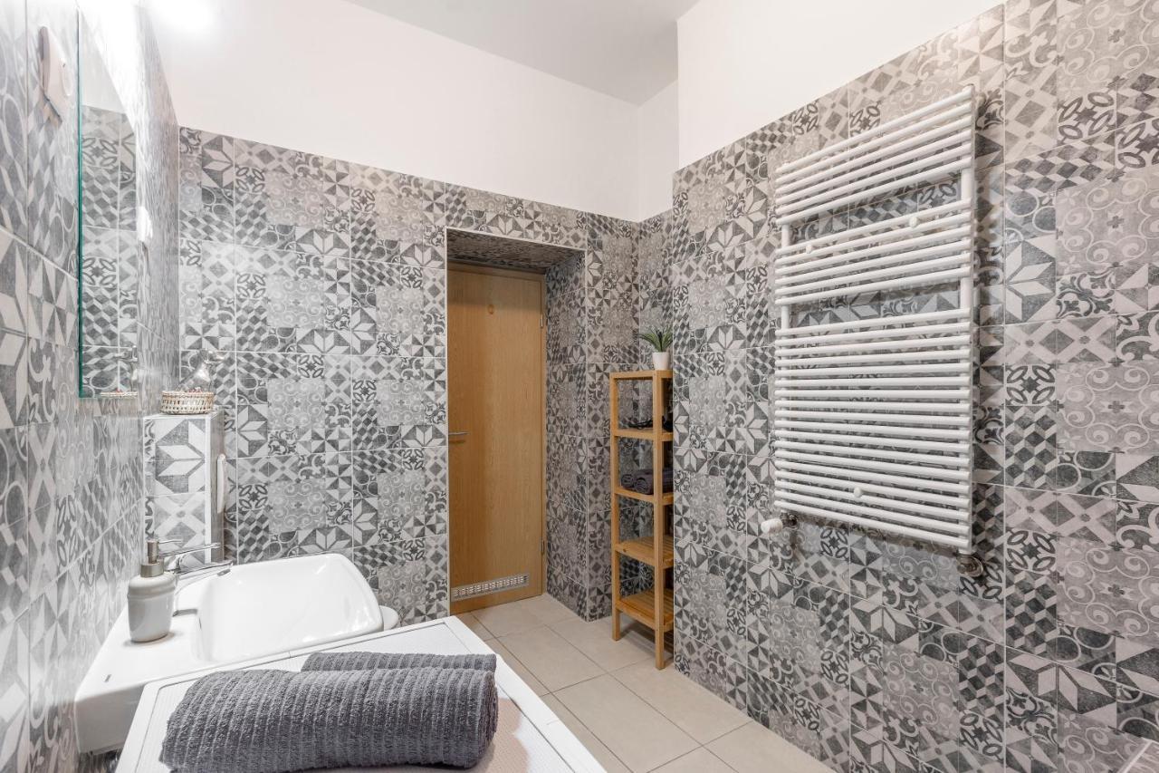 Central Gozsdu Apartment In The Party Street Budapest Esterno foto