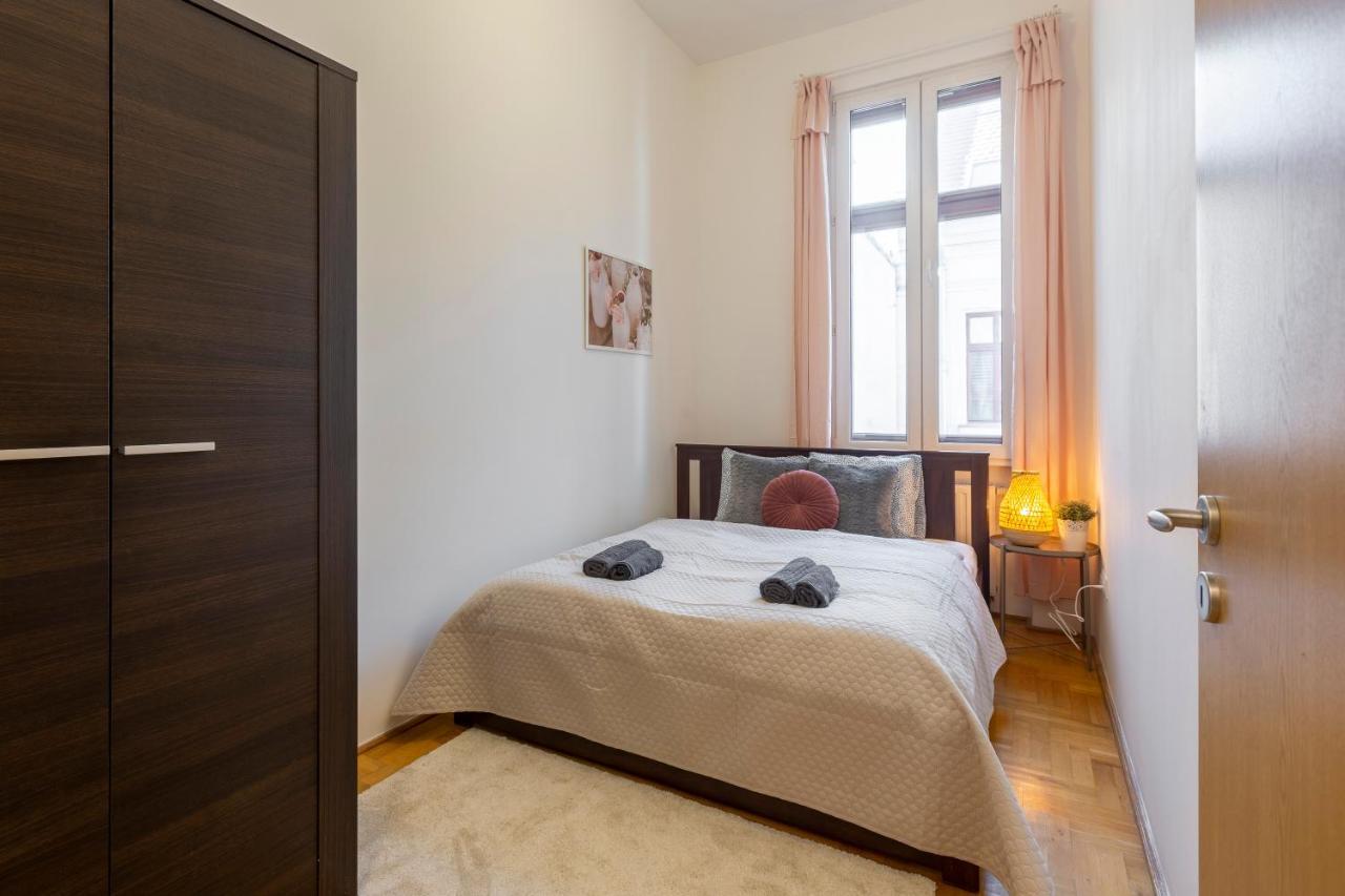 Central Gozsdu Apartment In The Party Street Budapest Esterno foto