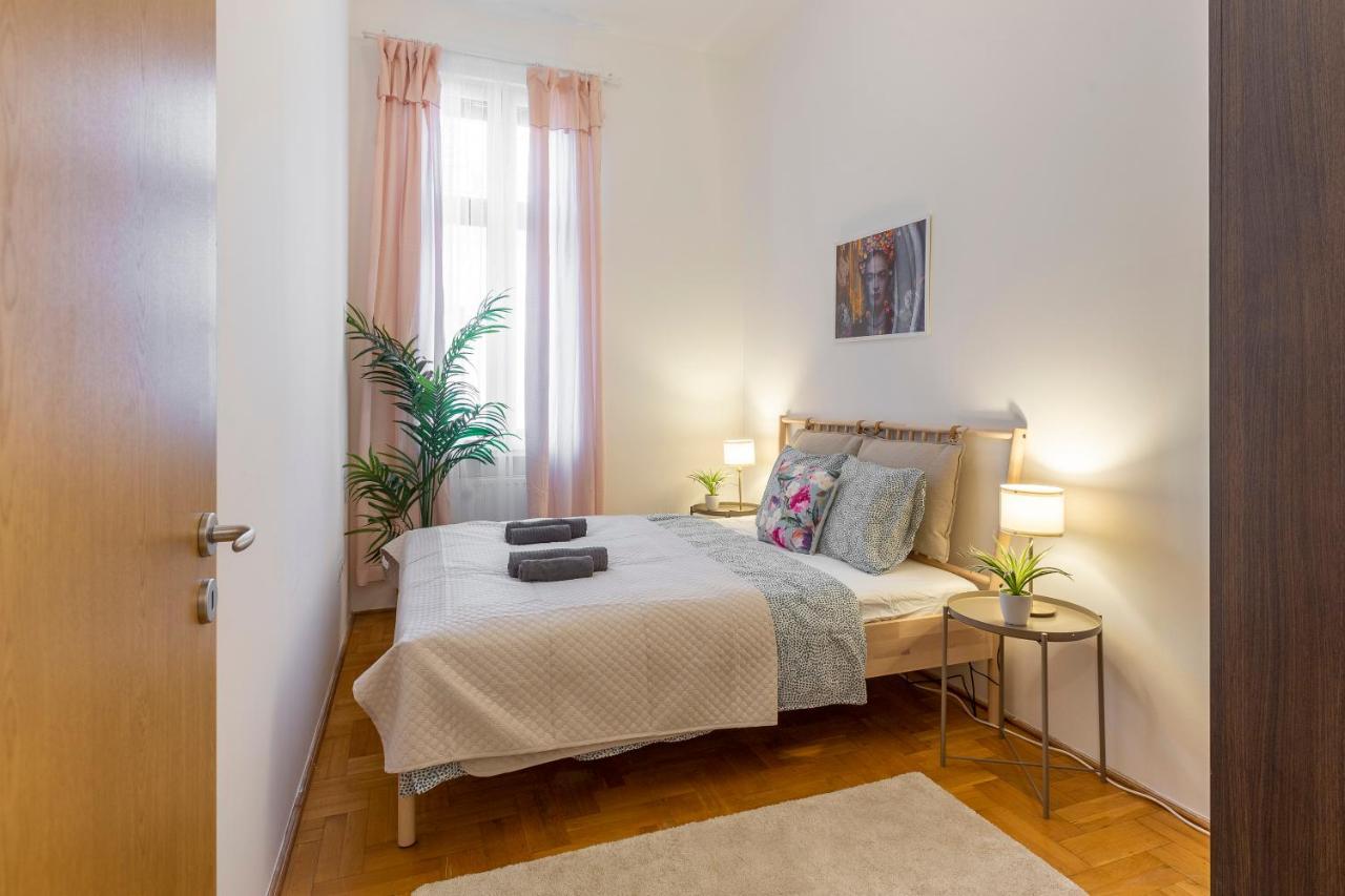 Central Gozsdu Apartment In The Party Street Budapest Esterno foto
