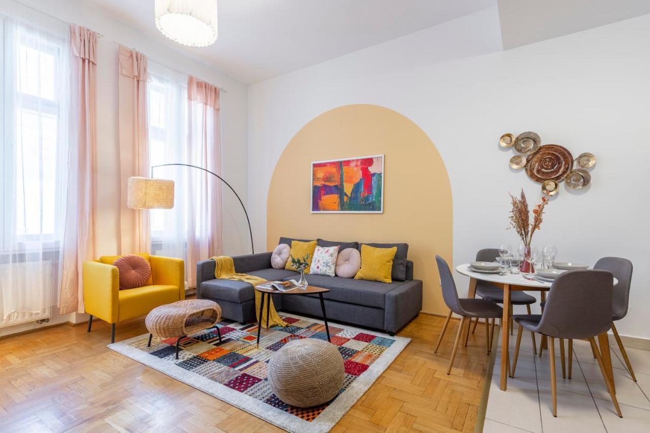 Central Gozsdu Apartment In The Party Street Budapest Esterno foto