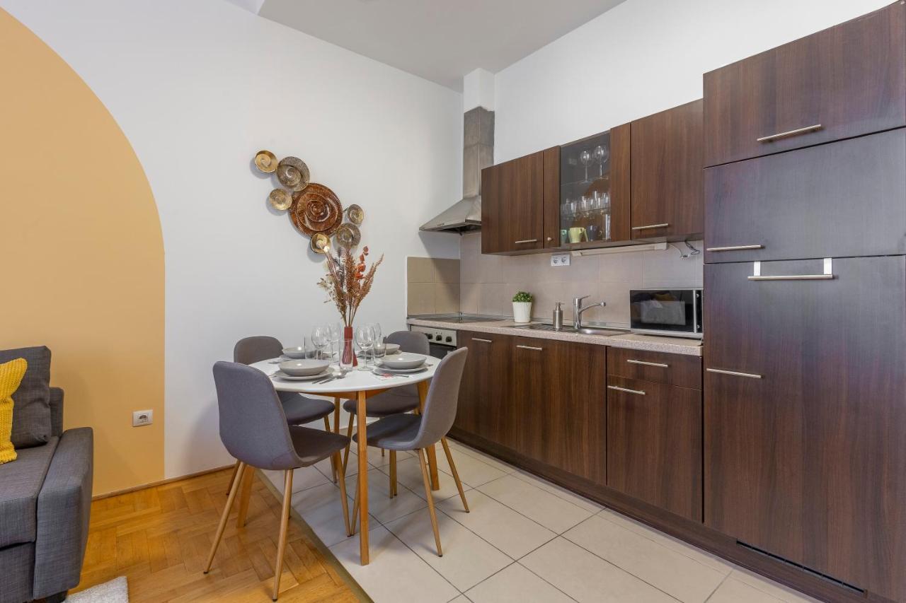 Central Gozsdu Apartment In The Party Street Budapest Esterno foto