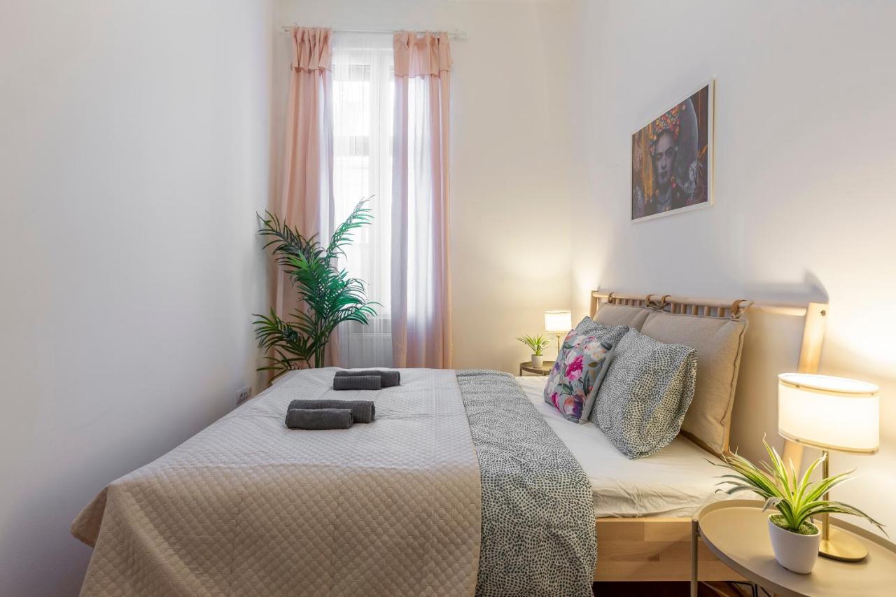 Central Gozsdu Apartment In The Party Street Budapest Esterno foto