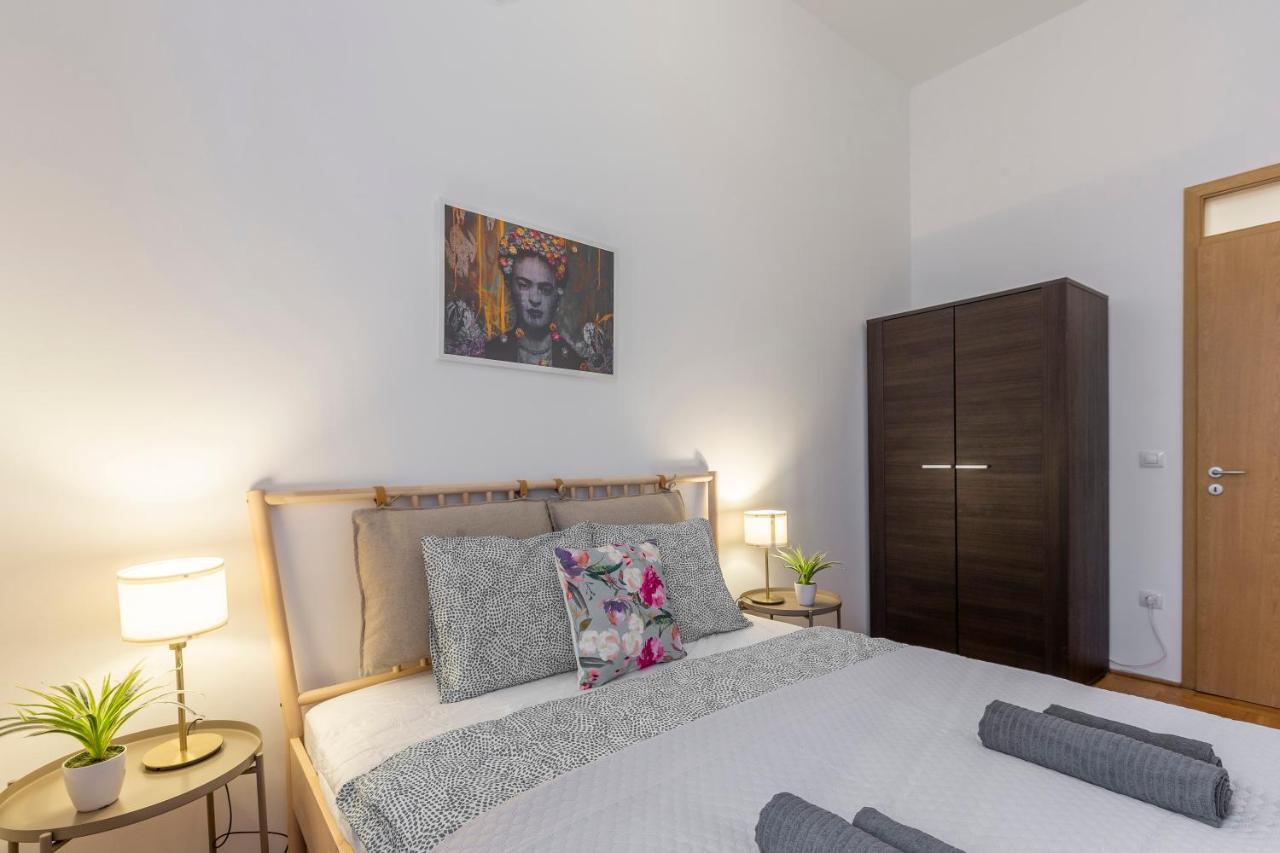Central Gozsdu Apartment In The Party Street Budapest Esterno foto